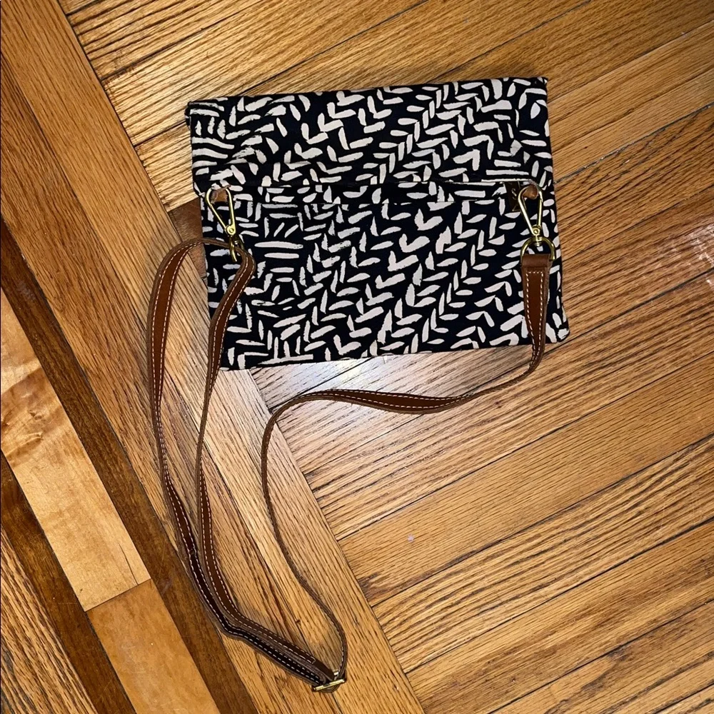 Sseko Foldover Crossbody Clutch in Kawa, Excellent Condition‎